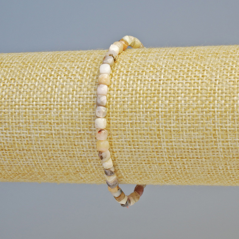 Bransoletka z różowego opalu, naturalny kamień, fasetowane kostki, średnica 4 mm ± (elastyczna), długość 18 cm+