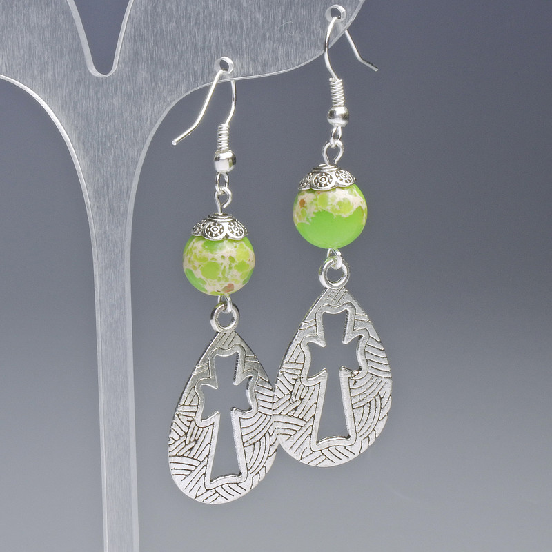 Kolczyki z variszytu sałatkowego (prasowany) gładka kulka, średnica 10 mm, 19,5×31 mm +-, długość 63 mm +- z metalowymi wstawkami