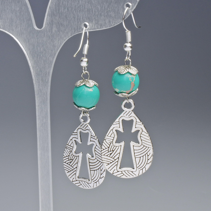 Kolczyki z zielonego varyscytu (prasowany) gładka kuleczka, średnica 10 mm, 19,5×31 mm ±, długość 63 mm ± z metalowymi wstawkami