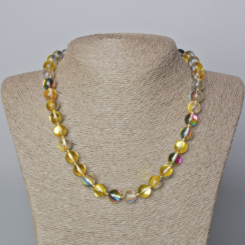 Naszyjnik z opalowego szkła w żółtym odcieniu z efektem kameleona