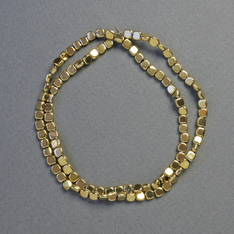 Koraliki hematytu kwadratowe w kolorze złotym, średnica 4×4×2 mm, długość 40 cm, sznurek