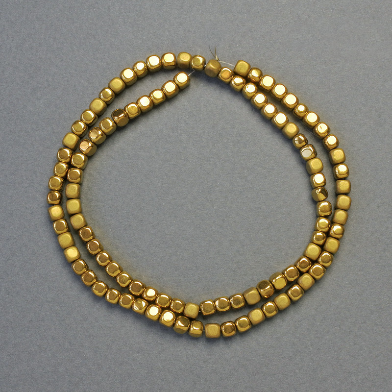 Koraliki hematytu w kostkach, kolor ciemne złoto, matowe i błyszczące, średnica 4×4 mm, długość 40 cm