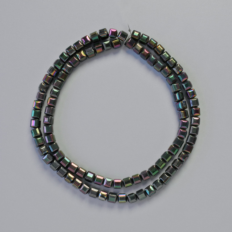 Koraliki hematytu w kształcie kostek, kolor benzynowy czarny, średnica 4×4 mm ±, długość ok. 40 cm