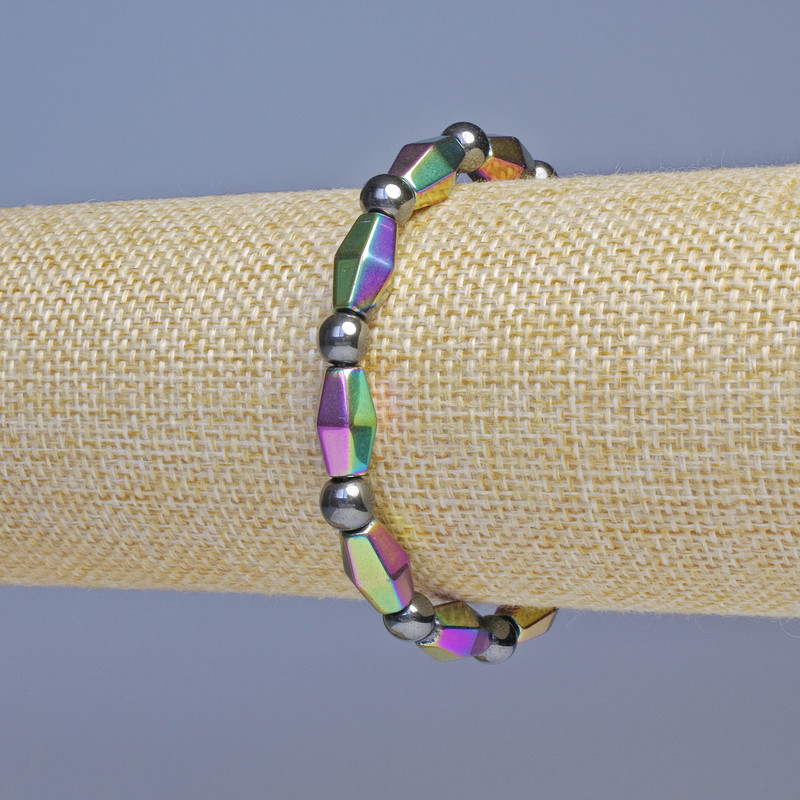 Bransoletka z hematytu w kolorze benzyny, koraliki w kształcie bikonusów o średnicy 13x7 mm +/- oraz czarna kulka o średnicy 6 mm +/-; długość 18 cm +/-; elastyczna