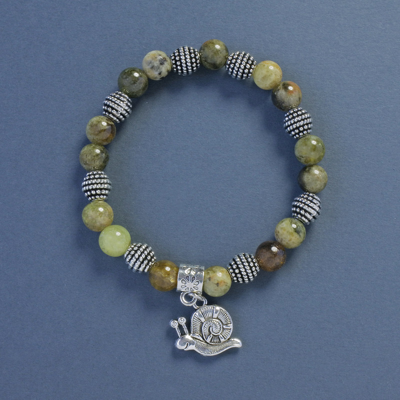 Bransoletka z zielonego granatu grosularowego – kuleczki, średnica 8 mm, długość 18 cm, elastyczna, z zawieszką w kształcie ślimaka