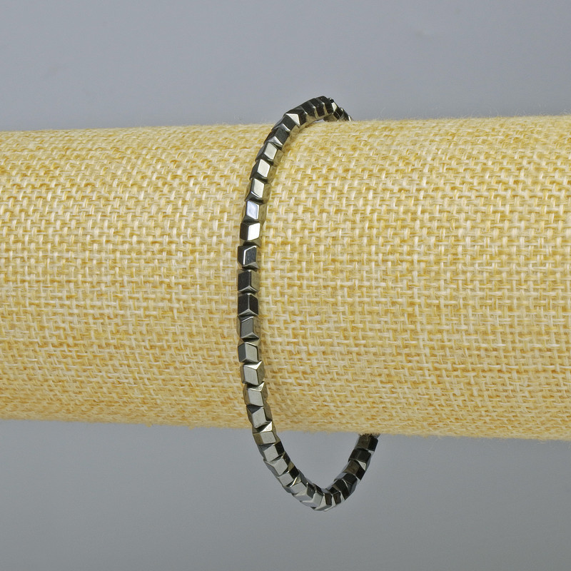 Bransoletka z hematitu o sześciokątnym kształcie w formie zig-zaga, kolor czarny, średnica ok. 3,5×3,5 mm ±, długość 18 cm ± (rozciągliwa)
