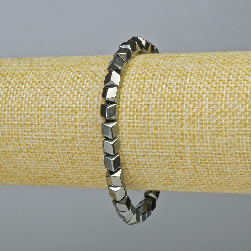 Bransoleta hematyt o sześciokątnych elementach, kolor czarny, średnica 6×6 mm, długość 18 cm, elastyczna baza