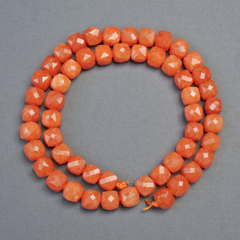 Koraliki z naturalnego nefrytu Mashan — fasetowane sześciany, średnica 7×7 mm, długość 37 cm