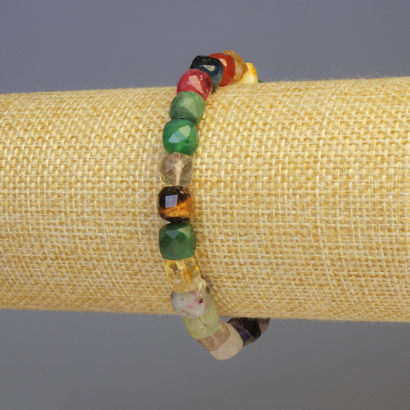 Bransoletka z asortymentu kamieni fasetowanych, kubicznych kształtów, o średnicy 7×7 mm, długość 18 cm, elastyczna