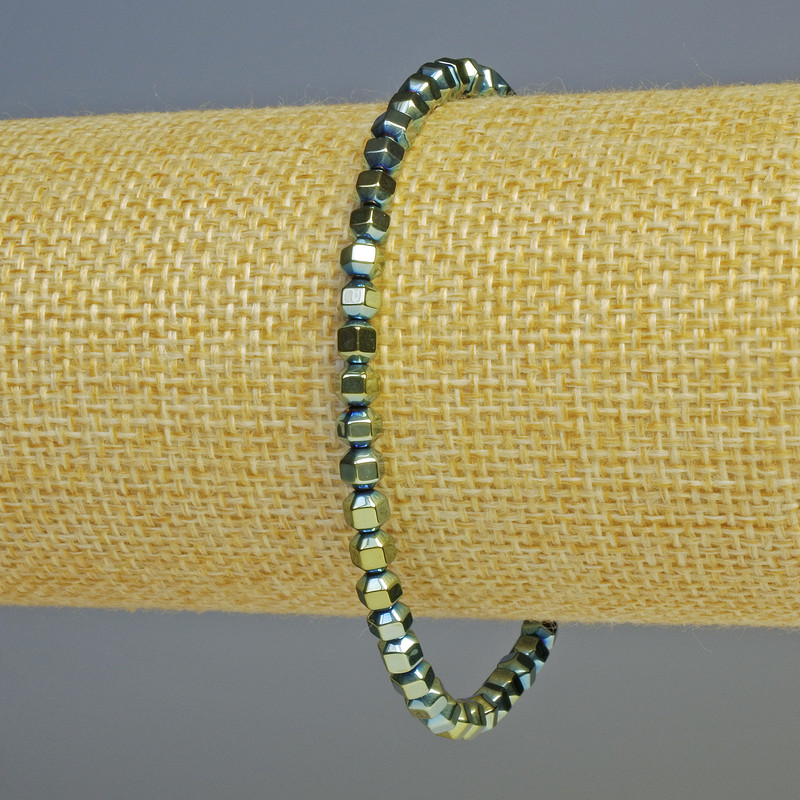 Bransoletka hematyt — drobne sześciokątne koraliki, kolor zielony kameleon, średnica 4x4 mm ±, długość 18 cm ±, elastyczna