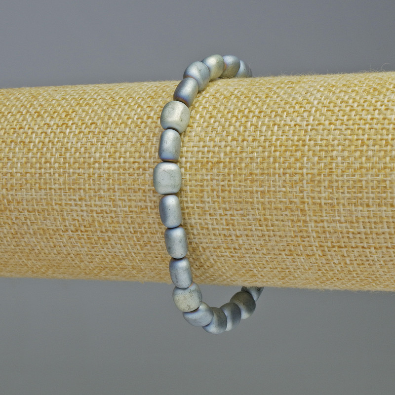 Bransoletka hematytowa owalna, kolor błękitny matowy z efektem kameleona, średnica ok. 7×7 mm, długość 18 cm, elastyczna