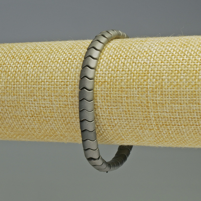 Bransoletka z hematytu „Wężyk” – splot wężykowy, wzór zig-zag, kolor szary matowy, średnica 7×5×5 mm ±, długość 18 cm ±, elastyczna