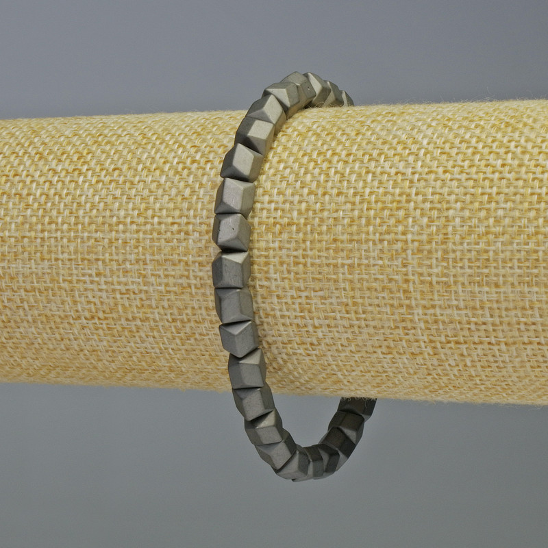 Bransoletka z hematytu – sześciokąty w wzorze zygzaka, kolor szary matowy, średnica 6×6 mm, długość 18 cm, elastyczna