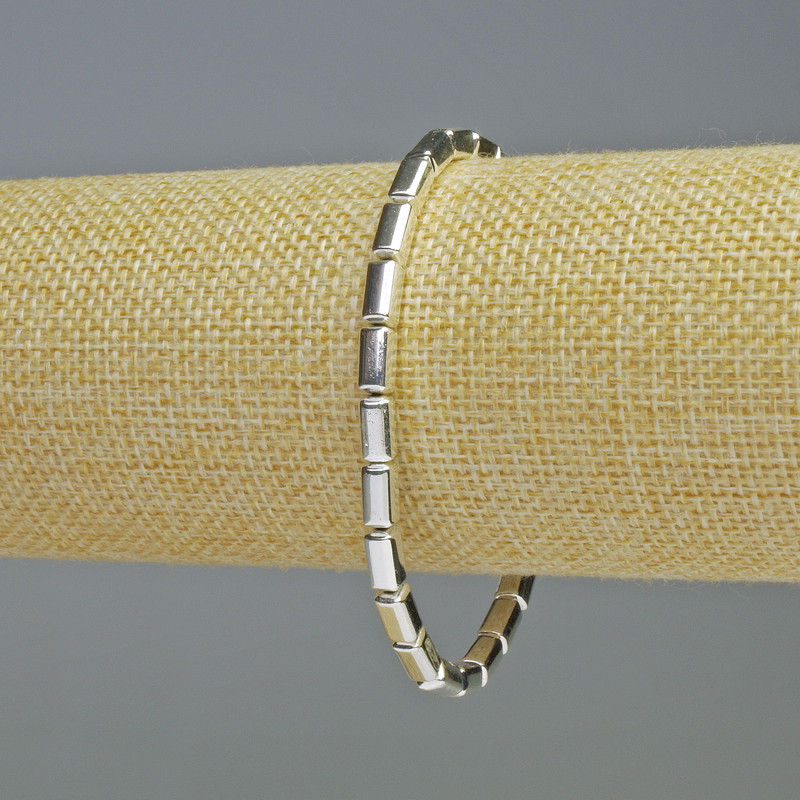 Bransoletka z hematytu w kształcie prostokątów, kolor srebrny, średnica 8×4 mm, długość 18 cm, elastyczna