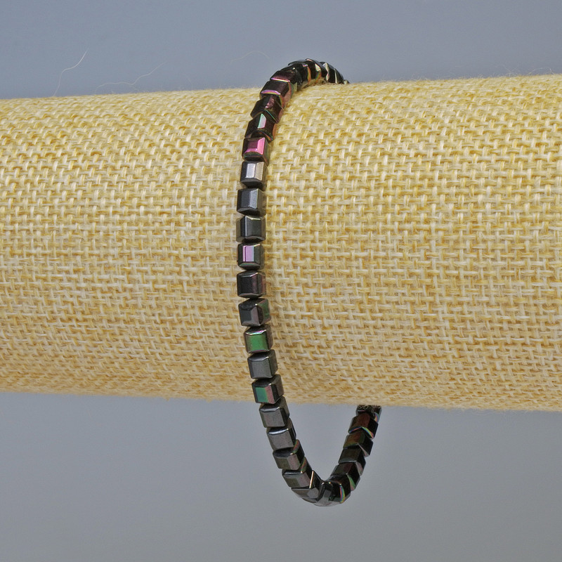 Bransoletka z hematytu w formie sześcianów, kolor czarny z benzynowym połyskiem, kostki 4×4 mm, długość 18 cm, elastyczna