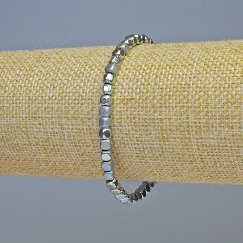Bransoletka z hematytu w formie kostek, kolor niebiesko-srebrny, matowo i błyszcząco, średnica 4×4 mm, długość 18 cm, elastyczna