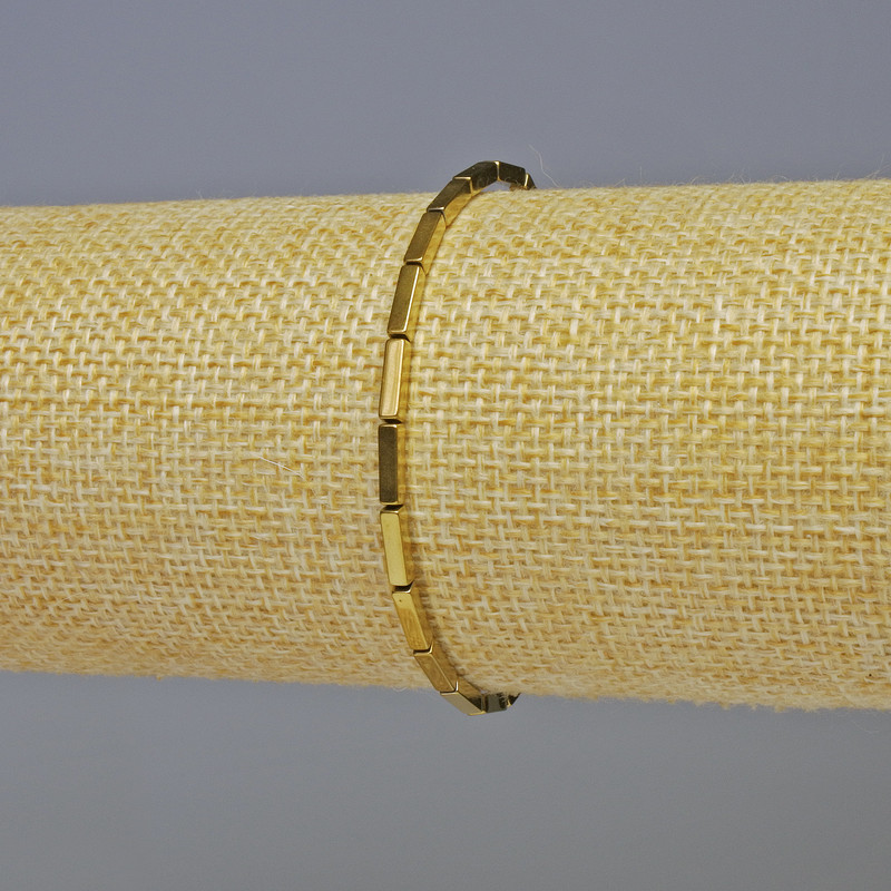 Bransoletka z hematytu w kolorze złotym, z prostokątnymi elementami o wymiarach 7×2 mm, długość 18 cm, elastyczna