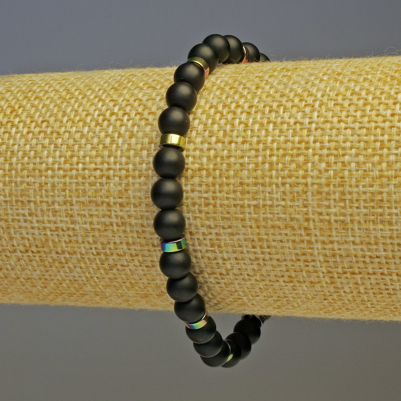 Bransoletka ze szungitu, gładka kulka o średnicy 6 mm; hematyt tęczowy w formie dysku o wymiarach 5×2 mm; długość 18 cm, elastyczna
