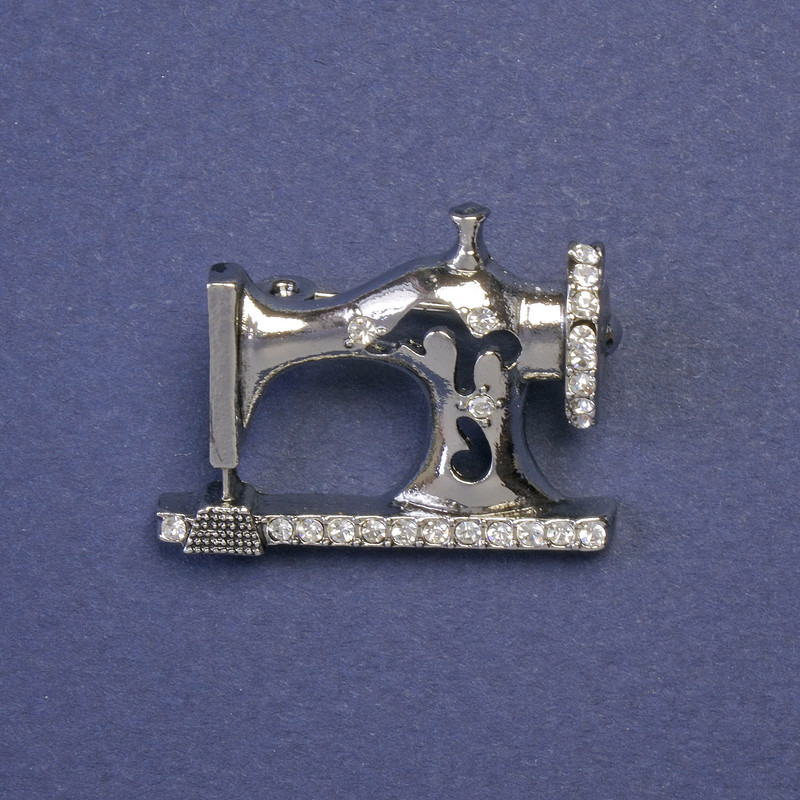 Broszka Maszyna do szycia z białymi kryształami, kolor metalu: srebrny, 21×29 mm+