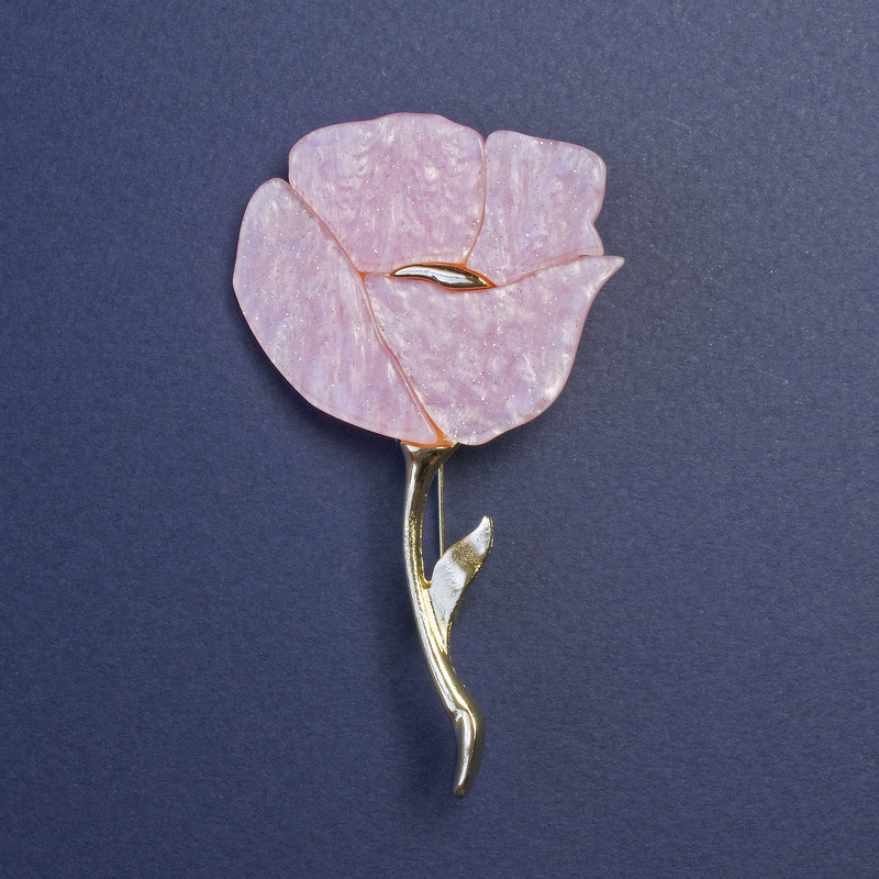 Broszka mak różowy perłowy z błyszczącymi kryształkami, metal złoty, 76×46 mm+