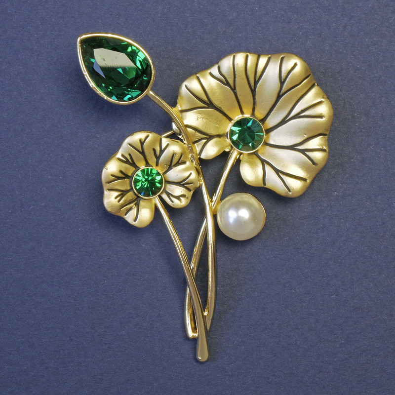 Broszka-boutonnière z kwiatów, zielone cyrkonie, 62×44 mm, metal w kolorze złotym