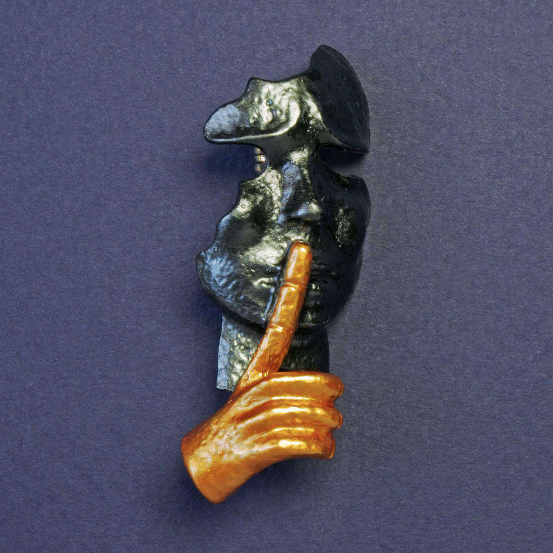 Broszka «Maska» w ciemnoszarej i żółtej emalii, złoty kolor metalu 52×20 mm