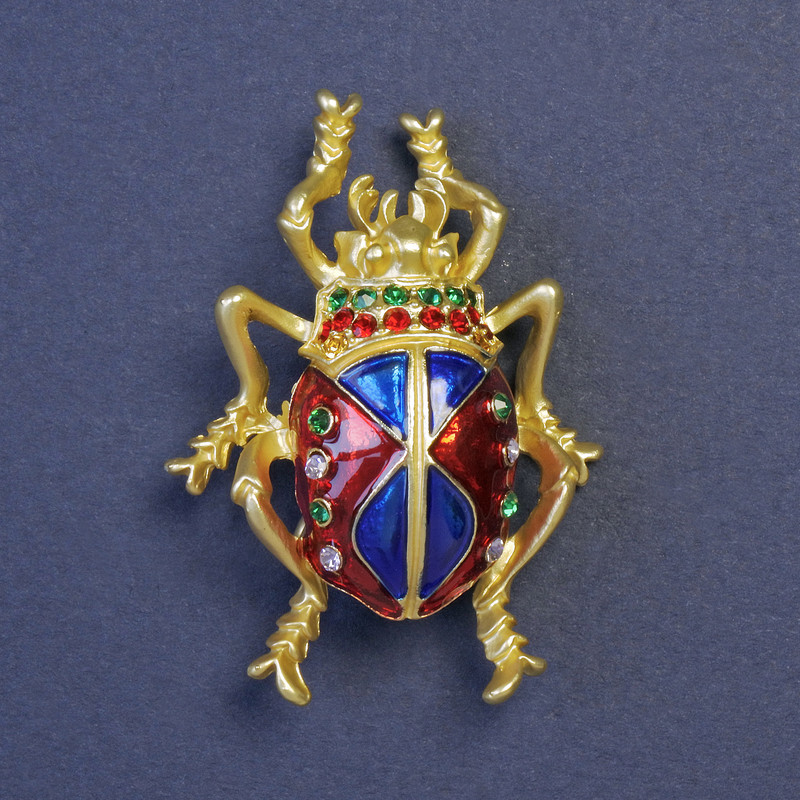Broszka Żuk skarabeusz – niebieska i czerwona emalia oraz strassami w złocistym metalu 43×25 mm+