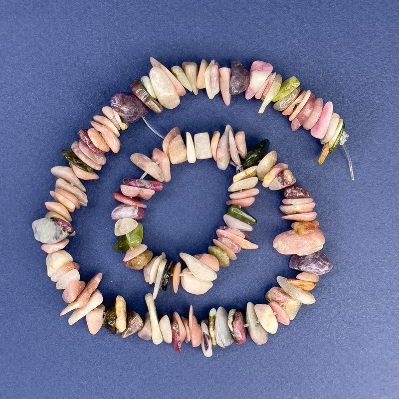 Koraliki z turmalinu na nitce, naturalny kamień – drobinki, średnica 10–14 × 3 mm +