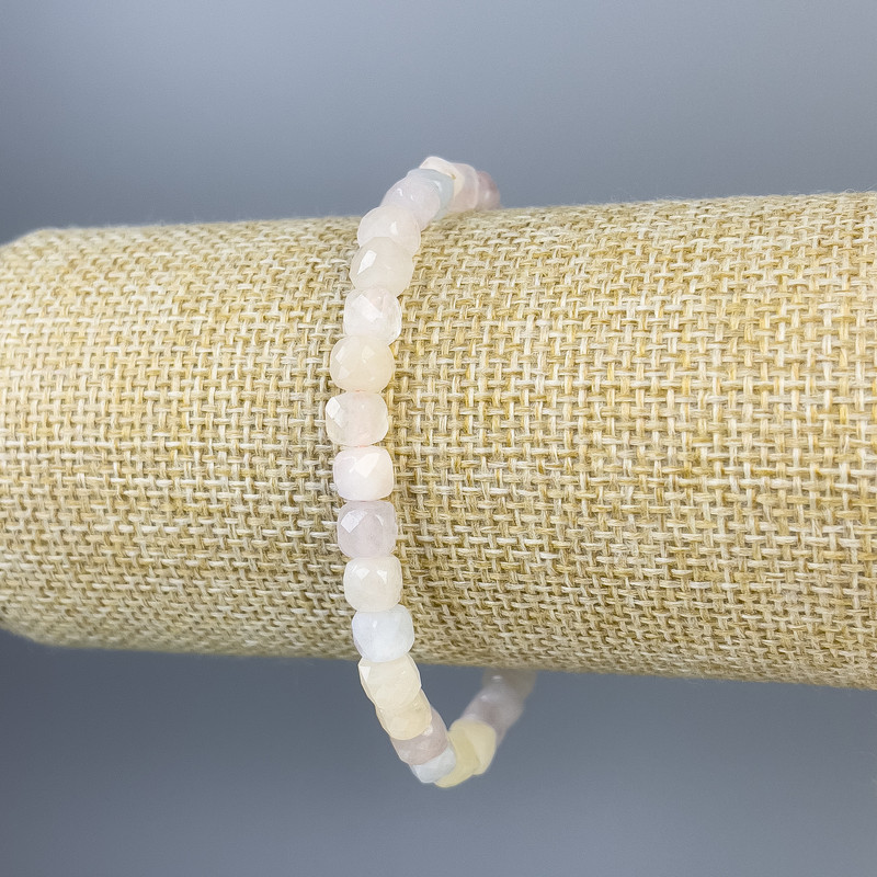 Bransoletka z fasetowanego morganitu, kostka 5×5 mm, długość 18 cm, elastyczna