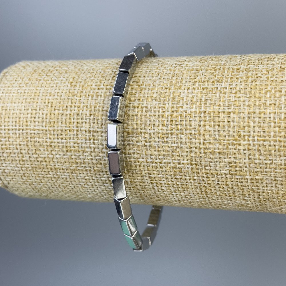 Bransoletka z hematitu w formie prostokątów, kolor srebrzysty, wymiary 8×4 mm, długość 18 cm, elastyczna