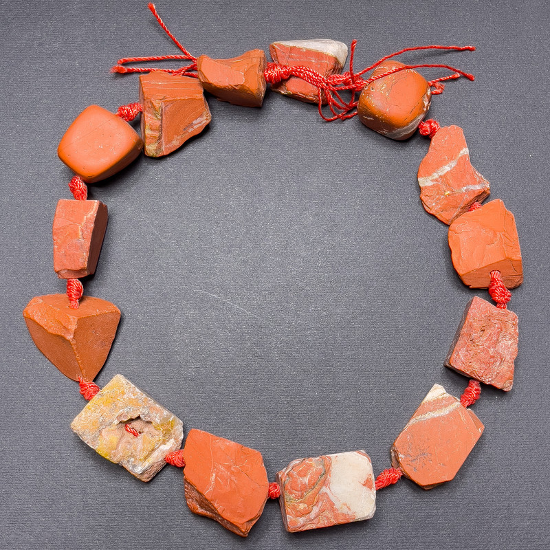 Koraliki z czerwonego jaspisu, nieobrobiony naturalny kamień, na nitce, rozmiar 28×22 mm, długość 43 cm