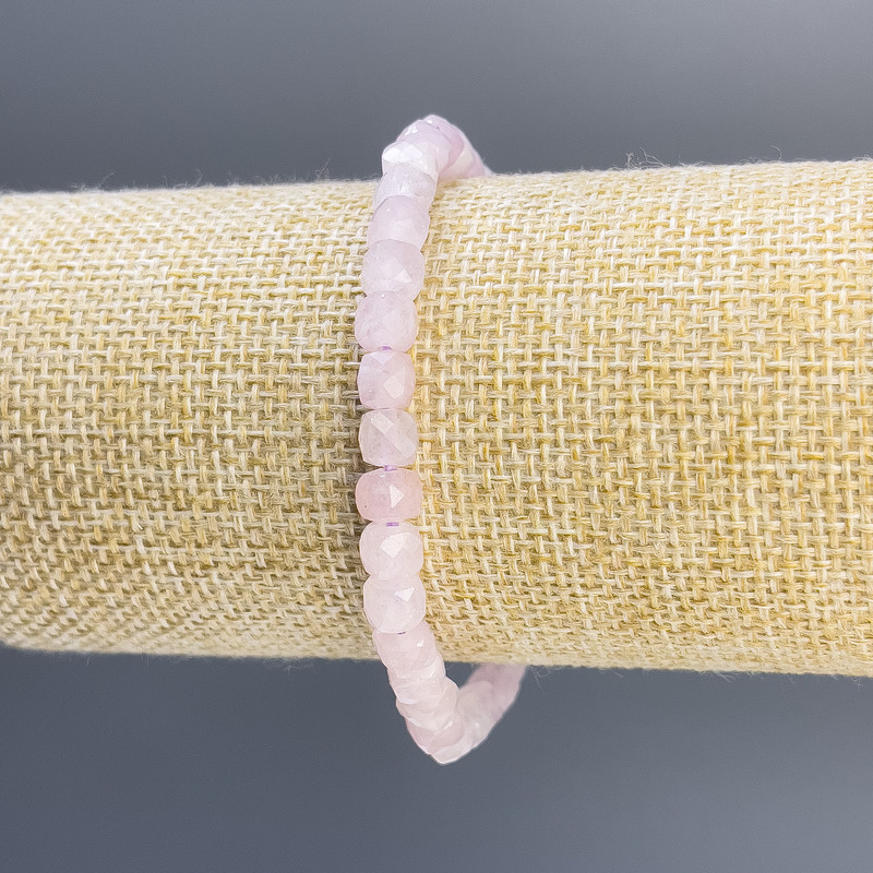 Bransoletka z kunzytu, fasetowany kubik, średnica 6 mm, długość 18 cm, na elastycznej gumce