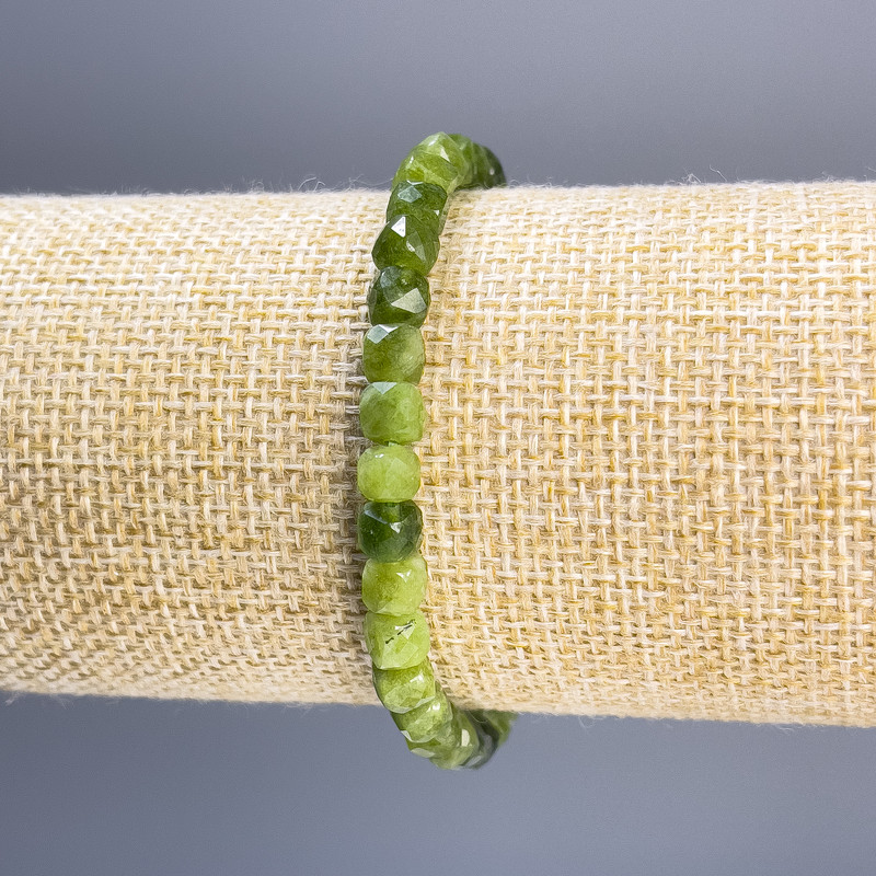 Bransoletka z fasetowanego jadeitu w kostkach, średnica 5 mm, długość 18 cm, na elastycznej gumce