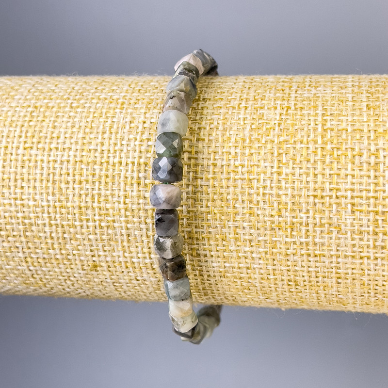 Bransoletka z szmaragdu, fasetowana kostka, średnica 5×5 mm, długość 18 cm, elastyczna