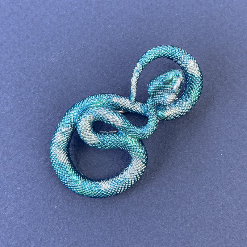 Broszka w kształcie jaszczurki, błękitna emalia i srebrzysty metal, 52×29 mm