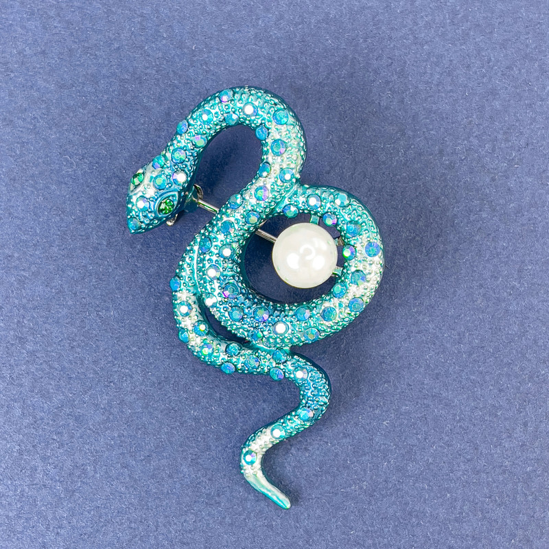Broszka „Wąż” z błękitną emalią, tęczowymi cyrkoniami i perłą, metal srebrzysty 46×25 mm +