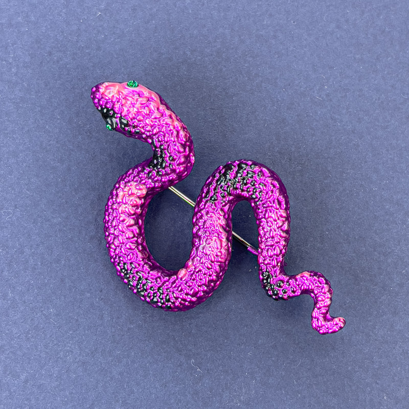 Broszka-kulon w kształcie węża z różową emalią i zielonymi kryształami, metal srebrzysty, 53×30 mm +