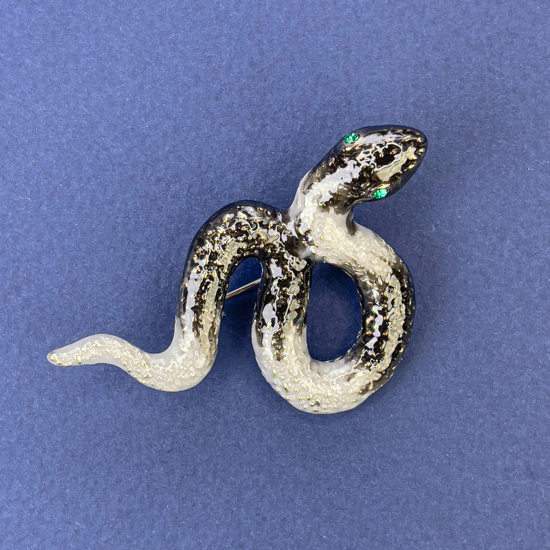 Broszka-wisiorek «Wąż» z szarą emalią i niebieskimi kryształami, srebrzysty metal 53×32 mm +