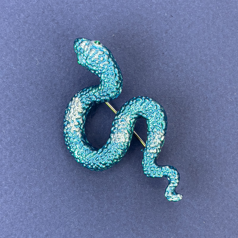 Broszka-kulon Wąż z błękitną emalią, srebrzysty metal, 30×55 mm