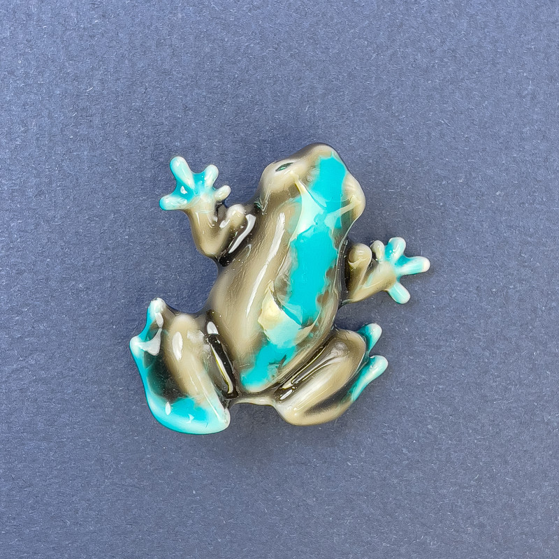 Broszka Żaba w kolorze szarym i błękitnym, srebrzysty metal 27×30 mm+