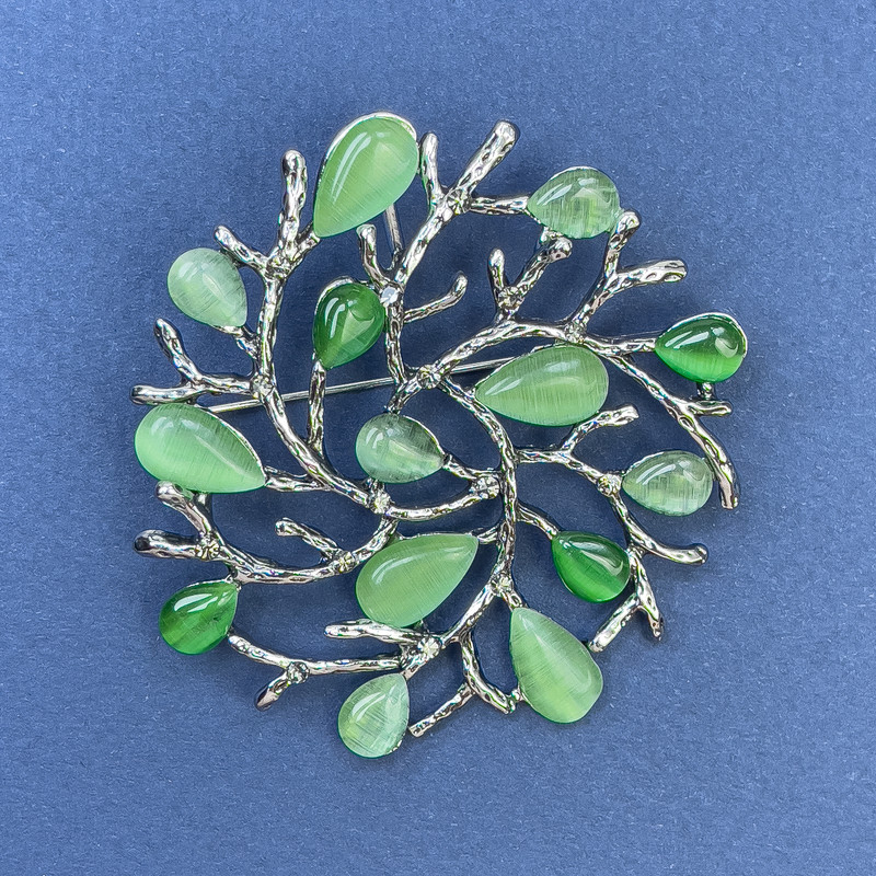 Broszka-wisiorek «Gałązki» z zielonym kamieniem kocie oko, srebrzysty metal, średnica 54 mm+