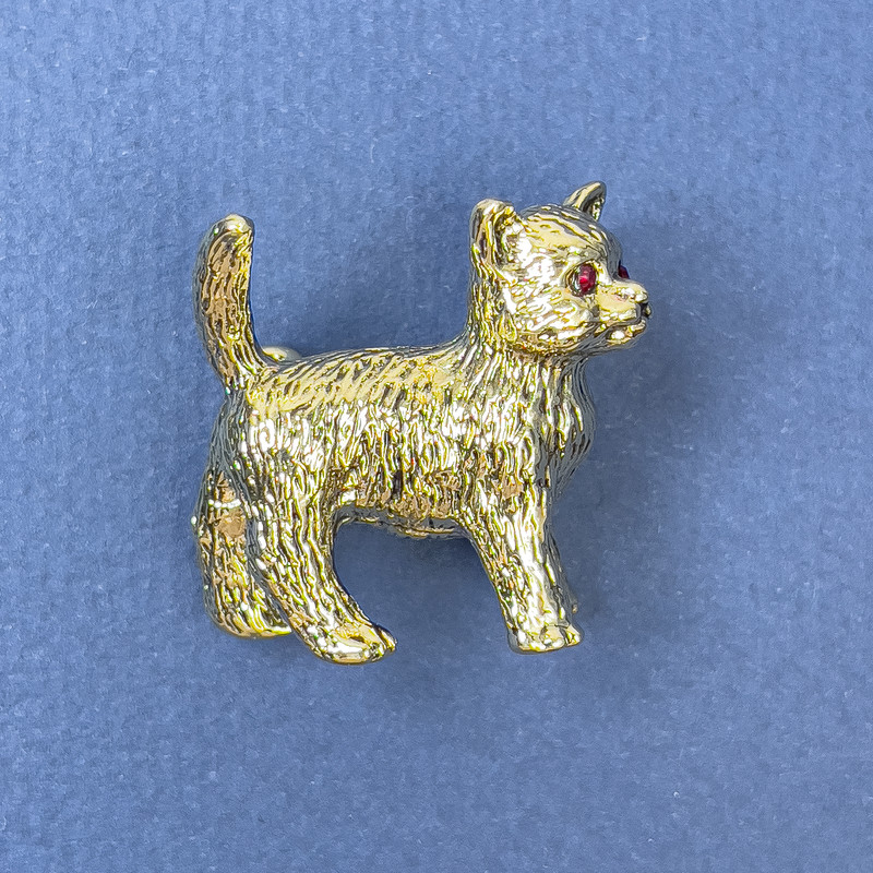 Broszka w kształcie kotki z czerwonymi kryształami, złoty metal 27×28 mm+