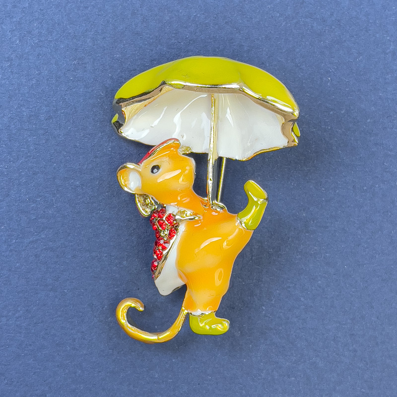 Broszka Misha z czerwonymi kryształami i emalią żółtą, pomarańczową i białą, złotym metalem 29×40 mm