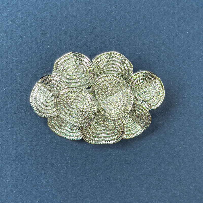 Broszka Akcent ze srebrzystego metalu