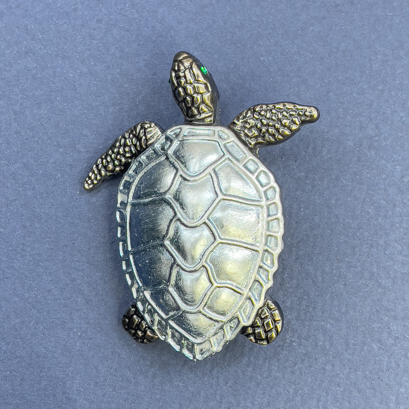 Broszka-wisiorek Żółw, kolor błękitno-szary, metal srebrzysty, średnica 40 mm, długość 49 mm