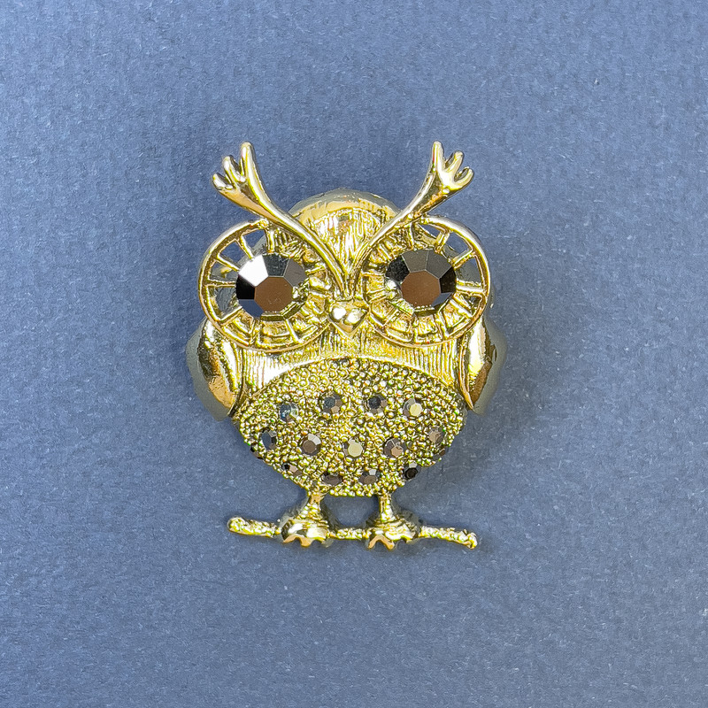 Broszka-wisiorek Sowa z szarymi kryształami, metal złocisty, średnica 28 mm, długość 38 mm ±