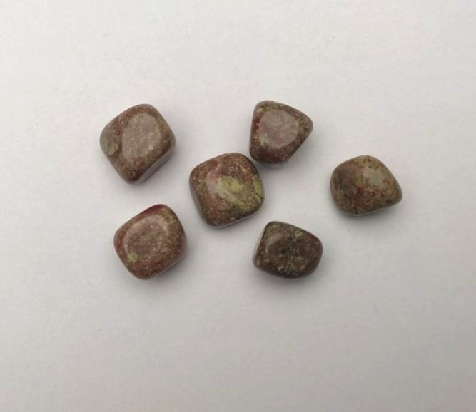 Pamiątkowy naturalny kamień epidot (odmiana jaspisu) fasetowany 20×17 mm (+-) opakowanie 100 g