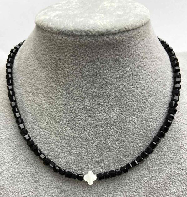 Choker z turmalinem fasetowanym w kształcie kostki 4×4 mm, z wstawką perłową, długość 35–40 cm, z zapięciem