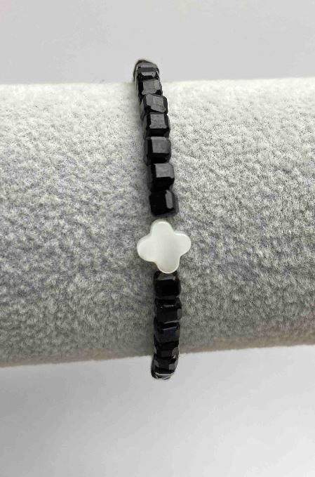 Bransoletka z turmalinu fasetowanego w formie sześcianu, średnica około 4×4 mm, z wstawką z perły macierzystej, długość 18–23 cm, z przedłużającym łańcuszkiem