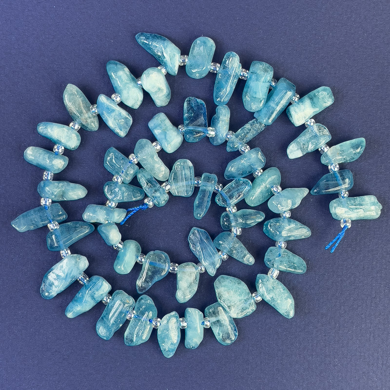 Koraliki z akwamarynu – drobne, 9–18×5 mm ± z koralikami, średnica 3 mm ± na nici, długość 41 cm